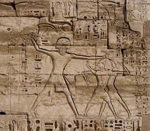 Egyptin antiikin: yksityiskohta reliefeistä juhlii faraon voittoja meren kansoista. Ramses III:n hautaustemppeli (1187-1156 eKr.). Luxor, Medinet Habu, Egypti tekijältä Egyptian 20th Dynasty