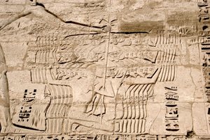 Egyptiläinen antiikki: yksityiskohta ensimmäisen pylonin reliefeistä, jotka edustavat Ramses III:n vihollisten merikansoihin kuuluvien taistelijoiden vangitsemista. Ramses III:n hautaustemppeli (1187-1156 eKr.). Luxor, Medinet Habou, Egypti tekijältä Egyptian 20th Dynasty