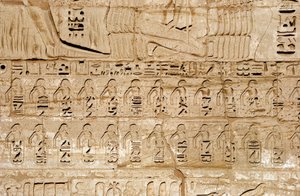 Egyptiläinen antiikki: yksityiskohta ensimmäisen pylonin kohokuvioista, jotka edustavat faarao Ramses III:n valloittamien kaupunkien tunnuksia. Ramses III:n hautaustemppeli (1187-1156 eKr.). Luxor, Medinet Habou, Egypti tekijältä Egyptian 20th Dynasty