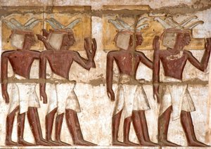 Egyptiläinen antiikki: ensimmäinen hovi, yksityiskohta maalatuista reliefeistä, jotka edustavat ryhmää nubialaisia, jotka tuovat uhreja faaraolle. Ramses III:n hautaustemppeli (1187-1156 eKr.). Luxor, Medinet Habou, Egypti tekijältä Egyptian 20th Dynasty