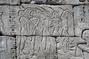 Reliefi, joka kuvaa pohjoisia vankeja Ramses III:n taistelussa, Medinetin suuri temppeli