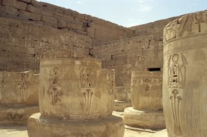 Pylväiden jäännökset Ramses III:n (n. 1184-1153 eKr.) Uuden kuningaskunnan ruumistemppelin Hypostyle Hallissa