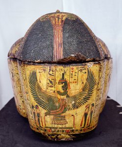 Nesyamunin muumion arkun yläpää, mahdollisesti löydetty Deir El-Bahrista, Uudesta kuningaskunnasta, noin 1100 eKr. (maalattu puu) tekijältä Egyptian 20th Dynasty