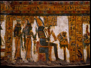 Egyptiläinen antiikin aika: jumalat Isis ja Nephtys palvovat Osirista. Heillä on elämän avaimet ristin ansee (Ankh) muodossa. 21. dynastian (1085-935 eKr.) kirjuri Butehamonin antropoidisen sarkofagin koristelu. Egyptin museo Torinossa (Tori tekijältä Egyptian 21st Dynasty