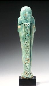 Takakuva ushabti-hahmosta Nakht-Hor-em-heb-mes-em-kheredenissä, myöhäisdynastian aikakaudella, noin 600 eKr. (fajansi) (katso edestä 241439) tekijältä Egyptian 26th Dynasty