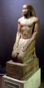 Nakhtorhebin polvistuva patsas, Saite-kausi (kvartsiitti) (katso myös 154085)