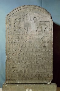 Stela, joka muistelee Apis-härän hautaamista Ahmose II:n (Amasis) hallituskauden aikana Saqqaran Serapeumista, myöhään 547 eKr. (kalkkikivi)