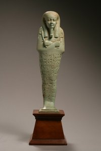 Ushabti-hahmo Neferibre-si-Neithille, myöhäisdynastian aika, Amasisin hallituskausi, 570-526 eKr. (fajanssi)