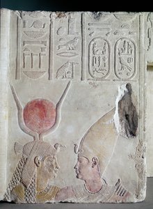 Nectanebo II (360-343 eKr.) jumalatar Isisin syleilemä, fragmentti ovesta, myöhäiskausi, n. 358-341 eKr. (maalattu kalkkikivi) (katso myös 172244)