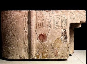 Nektanebo II (360-343 eKr.) jumalatar Isiksen syleilyssä, oviaukon kehys, myöhäiskausi, noin 358-341 eKr. (maalattu kalkkikivi) (ks. myös 172243).
