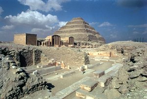 Djoser-kompleksi, mukaan lukien askelpyramidi ja sisäänkäynti aitaukseen, egyptiläinen, vanha valtakunta