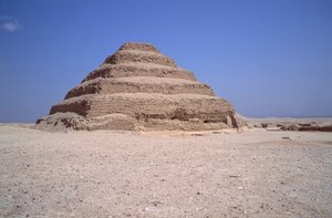 Egyptin antiikin aika: Näkymä Sakkarah-pyramidista. Imhotepin rakentaminen kuningas Djeserille (noin 2700 eKr.) (3. dynastia) Saqqarah, Egypti