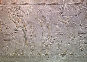 Naiset, jotka personoivat kuolinalueita ja tuovat uhreja, Akhutotepin Mastabasta, vanhasta kuningaskunnasta (maalattu kalkkikivi) tekijältä Egyptian 5th Dynasty