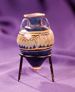 Amphora, 3.-4. vuosisadalla eKr. (lasi) tekijältä Egyptian Egyptian
