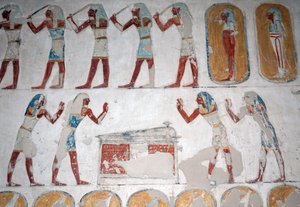 Aseistettuja miehiä ja hahmo sarkofagin edessä, Kuninkaiden laakso, Luxorissa tekijältä Egyptian Egyptian