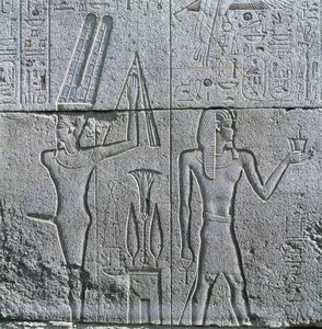 Egypti, muinainen Thebes, Luxor, Karnak, jumala Minin ja Philip III Arrhidaeuksen reliefi suuressa Amonin temppelissä tekijältä Egyptian Egyptian