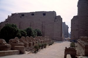 Egyptiläinen antiikki: Criosphinxin allee (dromos) (Sfinksi uskovien kärjessä) Karnakissa, Luxorissa, Egyptissä tekijältä Egyptian Egyptian