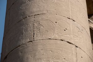 Egyptiläinen antiikki: yksityiskohta pylväästä, jonka patruuna on pyyhitty pois "damnatio memoriaen" vuoksi, joidenkin seuraajiensa harhaoppisina pitämien faaraoiden patruunat, Luxorin temppeli. East Bank (Thebes), Egypti tekijältä Egyptian Egyptian