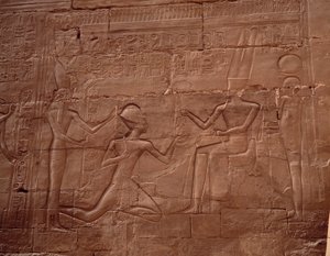 Egyptin antiikin: Egyptin Karnakin (Karnakin) temppelin seiniä koristava kohokuvio. tekijältä Egyptian Egyptian