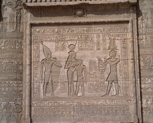 Egyptiläinen antiikin: näkymä jumalatar Hathorin temppelin matalista reliefeistä Denderassa tekijältä Egyptian Egyptian