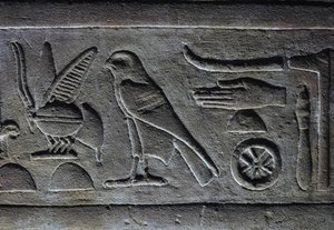 Hieroglyps, Faaraon mehiläinen ja Horuksen haukka, Horuksen temppeli, Edfu tekijältä Egyptian Egyptian