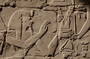 Faarao, jolla on kobran päähine, Karnak (reliefi) tekijältä Egyptian Egyptian