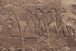 Kirjanoppineen ja vangin helpotus Ramses III:n linnoitettussa temppelissä Medinet Habussa tekijältä Egyptian Egyptian