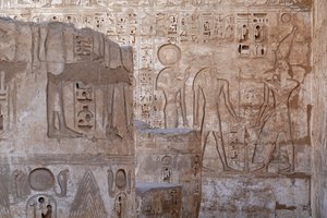 Ylä-Egyptin hallitsija uhraamassa Raalle ja Knoumille, Horuksen temppeli, Edfu tekijältä Egyptian Egyptian