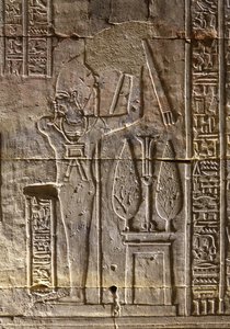 Faarao ja hänen attribuuttinsa, Horuksen temppeli Edfussa. tekijältä Egyptian Egyptian