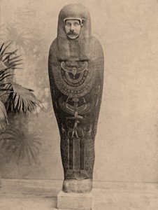 Itävallan arkkiherttua Franz Ferdinand esiintyi muumiona Kairossa ollessaan tekijältä Egyptian Photographer