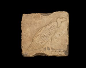 Lohkare, jonka toisella puolella on seisova korppikotka ja toisella puolella pöllö, molemmat matalareliefinä, Ptolemaiosten aika, 305-30 eaa. (kalkkikivi).