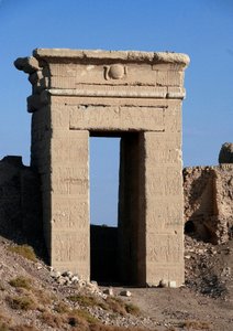 Egyptiläinen antiikin: Näkymä Pohjoisportin kaarelle, Hathorin temppeli, Dendera, Egypti tekijältä Egyptian Ptolemaic Period