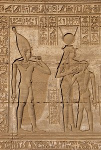 Egyptiläinen antiikin aika: roomalaiset mammisit, jotka muistelevat Hathorin pojan Ihyn syntymää - Yksityiskohta reliefeistä ja hieroglyfeistä: jumalatar Isis - Hathor imettää poikaansa Ihiä (Ihy) ja hänen takanaan toinen kuva Ihistä sormi suussaan osoitta tekijältä Egyptian Ptolemaic Period