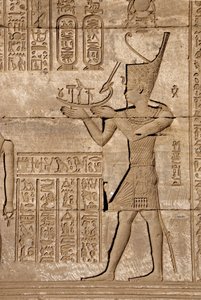 Egyptiläinen antiikin aika: roomalaiset mammisit, jotka muistelevat Ihyn, Isisin pojan syntymää - Yksityiskohta reliefeistä ja hieroglyfeistä, Hathorin temppeli, Denderah, Egypti - Egyptin sivilisaatio: mies kantaa symbolista kuorta, yksityiskohta roomalai tekijältä Egyptian Ptolemaic Period