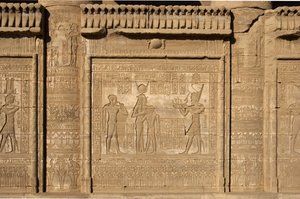 Egyptin antiikin aika: roomalaiset mammisit, jotka muistelevat Ihyn, Isisin pojan, syntymää. Hathorin temppeli, Denderah, Egypti tekijältä Egyptian Ptolemaic Period