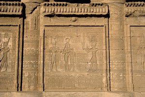 Egyptin antiikin aika: roomalaiset mammisit, jotka muistelevat Ihyn, Isisin pojan, syntymää. Hathorin temppeli, Denderah, Egypti tekijältä Egyptian Ptolemaic Period