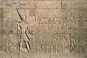 Egyptiläinen antiikki: ulkoinen reliefi hieroglyfeillä. Hathorin temppeli, Denderah, Egypti - Egyptiläinen sivilisaatio: Hathorin temppelin (tai Tentyran temppelin) seinälle kaiverretut hierogifit ja hahmot Denderahissa, rakennettiin Pepi I:n (noin 2250 eK tekijältä Egyptian Ptolemaic Period