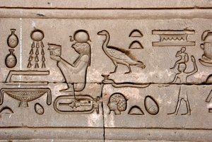 Egyptiläinen antiikin aika: hieroglyfit Hathorin temppelin itäisellä seinällä, Denderah, Egypti - Egyptiläinen sivilisaatio: hieroglyfit, jotka on kaiverrettu Hathorin temppelin (tai Tentyran temppelin) seinälle Denderahissa, rakennettu Pepi I:n (noin 2250 tekijältä Egyptian Ptolemaic Period