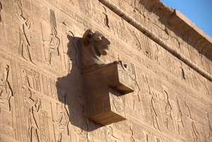 Egyptiläinen antiikki: leijonapäinen gargoyle, Hathorin temppeli, Dendera, Egypti tekijältä Egyptian Ptolemaic Period