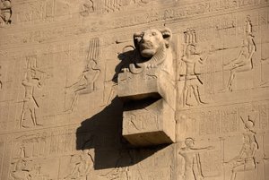 Egyptiläinen antiikki: leijonapäinen gargoyle, Hathorin temppeli, Dendera, Egypti tekijältä Egyptian Ptolemaic Period