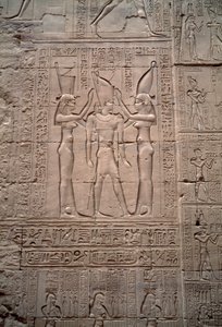 Egyptin antiikin aika: matala kohokuvio edustaa kuningas Ptolemaios IV:n kruunausta. Horuksen temppeli, Edfu, Egypti