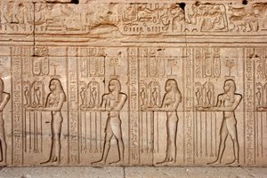 Egyptiläinen antiikki: jumalattarelle esitettävät uhrit ja kunnianosoitukset, Hathorin temppeli, Denderah, Egypti - Egyptiläinen sivilisaatio: jumalattarelle tuodut uhrit ja kunnianosoitukset - Hathorin temppelin (tai Tentyran temppelin) seinälle kaiverret tekijältä Egyptian Ptolemaic Period
