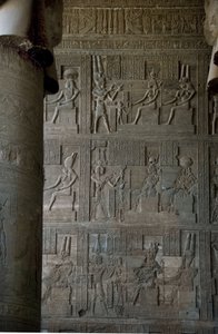 Egyptiläinen antiikki: Hathorille omistetun temppelin hypostyle-huoneen sisällä olevat reliefit, Dendera, Egypti tekijältä Egyptian Ptolemaic Period