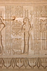 Egyptiläinen antiikin: esitys naisesta tuomassa uhreja jumalattarelle, Hathorin temppeli, Denderah, Egypti - Egyptin sivilisaatio: nainen tuomassa uhreja jumalatar Hathorille - Hathorin temppelin (tai Tentyran temppelin) seinälle veistetty hahmo i tekijältä Egyptian Ptolemaic Period