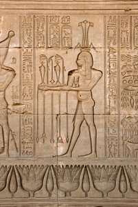 Egyptiläinen antiikki: Niilin jumala, Hapy ja hieroglyfit, Hathorin temppeli, Denderah, Egypti - Egyptin sivilisaatio: Niilin jumala, Hapy ja Hathorin temppelin (tai Tentyran temppelin) seinään kaiverretut hieroglyfit Denderahissa, tekijältä Egyptian Ptolemaic Period