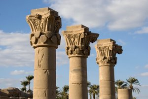 Egyptiläinen antiikin: näkymä kioskin pylväistä jumalatar Hathorille omistetun temppelin sisäänkäynnin edessä. 81-117 jKr. Dendera, Egypti tekijältä Egyptian Ptolemaic Period