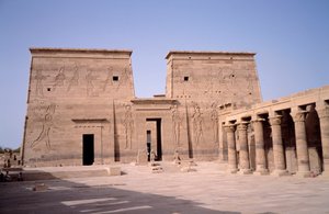 Egyptiläinen antiikki: näkymä Edfun (Edfu) temppelin sisäänkäynnistä, joka on omistettu jumalalliselle Horukselle ja rakennettu vuosina 237–57 eKr. Egypti tekijältä Egyptian Ptolemaic Period