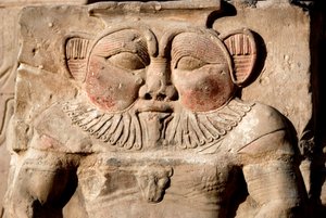 Egyptiläinen antiikki: jumaluus Bes. Yksityiskohta jumalatar Hathorille omistetun temppelin matalasta kohokuviosta. Hathorin temppeli, Dendera