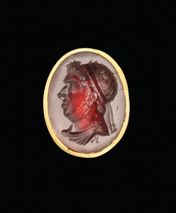 Hellenistinen kaiverrussormus, jossa on kuninkaallinen muotokuva Ptolemaiosten hallitsijasta, luultavasti Ptolemaios IX, Soter II, 2. vuosisadan loppu - 1. vuosisadan alku eKr. tekijältä Egyptian Ptolemaic Period