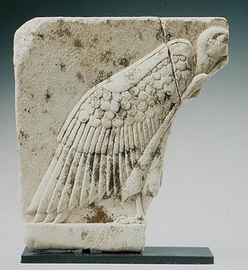 Korppikotkaa kuvaava kohokuvio (kalkkikivi) tekijältä Egyptian Ptolemaic Period